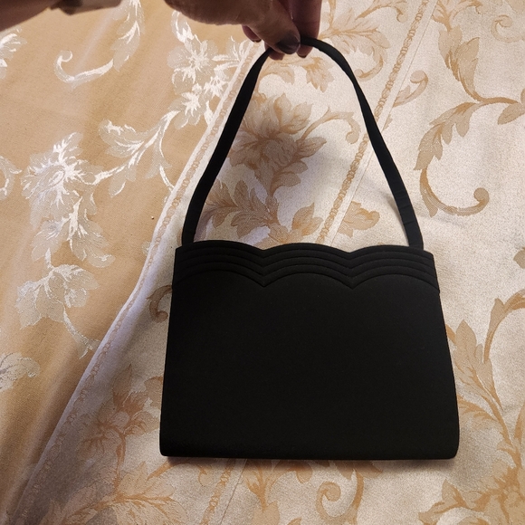 Black formal purse with a scalloped design - Picture 7 of 9